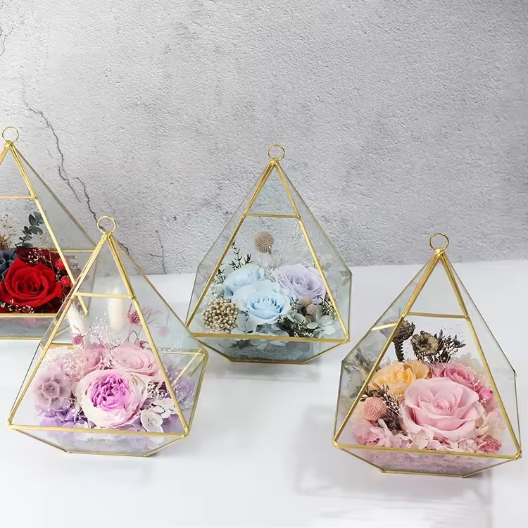 وردة محفوظة داخل حافظة زجاجية هندسية / Preserved rose in geometric glass display