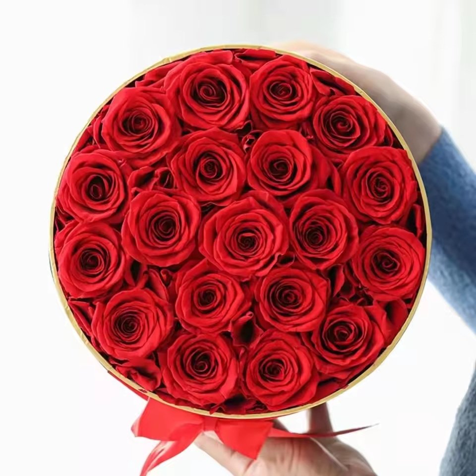 علبة دائرية بحافة ذهبية لورود محفوظة / Round gold-rim preserved rose box