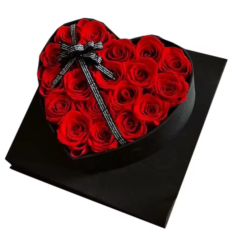علبة قلبية من الحرير لورود محفوظة / Heart silk box of preserved roses