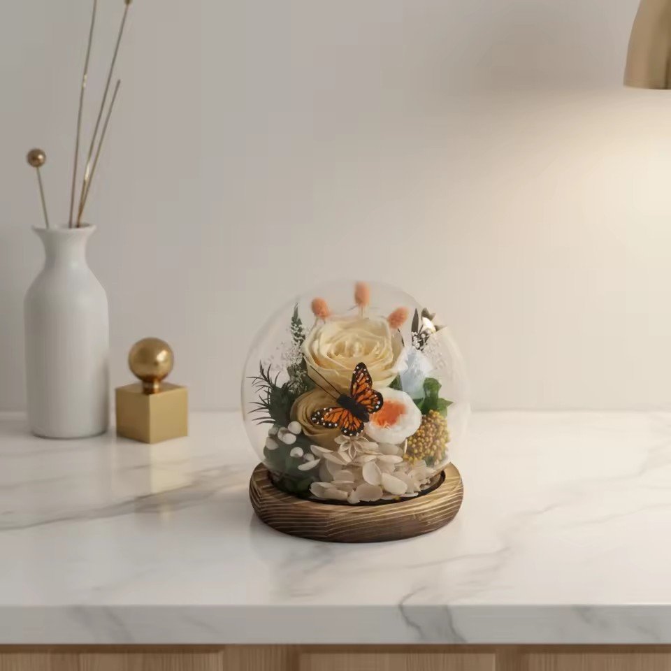 كرة زجاجية بفراشة وورود محفوظة / Butterfly crystal-ball dome with preserved roses