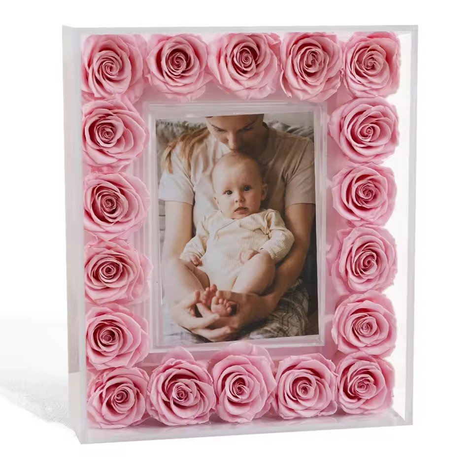 إطار صور أكريليك تحيط به ورود محفوظة / Square acrylic photo frame surrounded by preserved roses