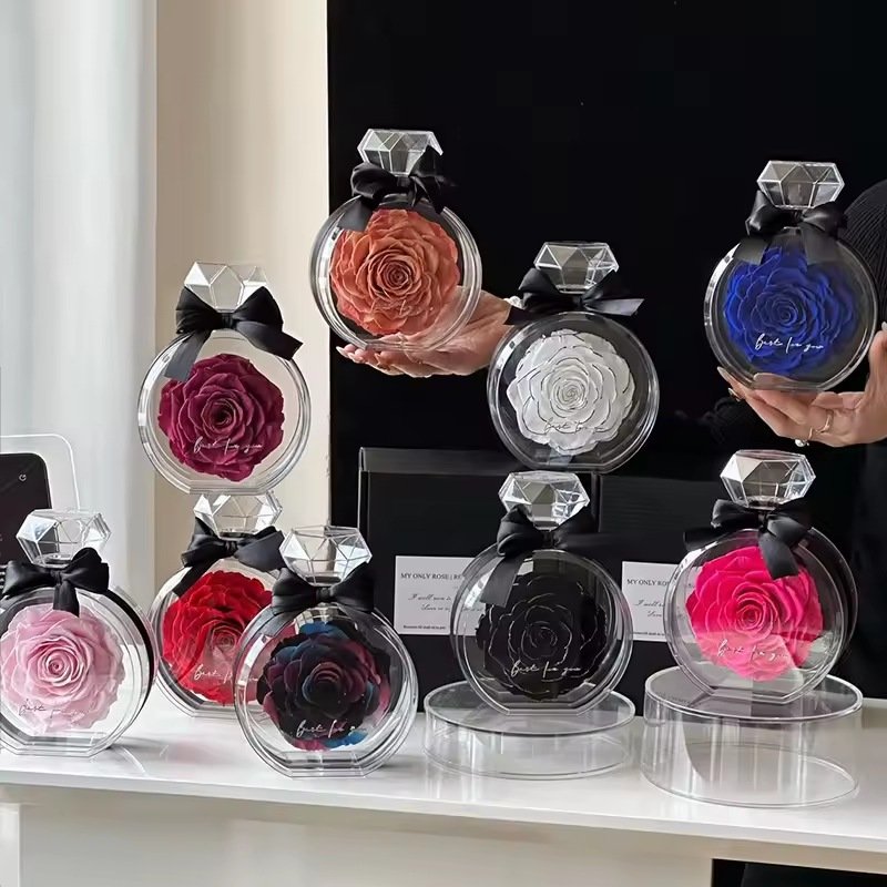 وردة واحدة في وعاء عرض بشكل زجاجة عطر / Single rose in a perfume-bottle-shaped display