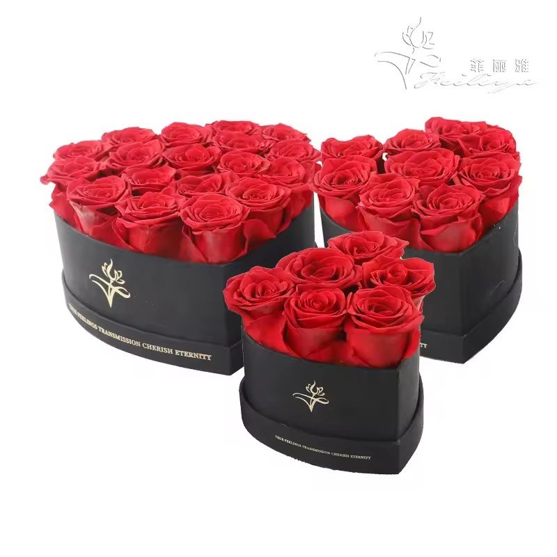 علبة قلب تُفتح وبداخلها ورود محفوظة / Opening heart box with preserved roses