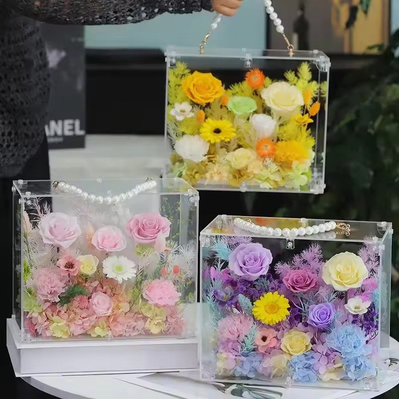 صندوق أكريليك محمول بشكل حقيبة، بزهور محفوظة مختلطة ومقبض لؤلؤي / Mixed preserved-flower acrylic handbag box with pearl handle